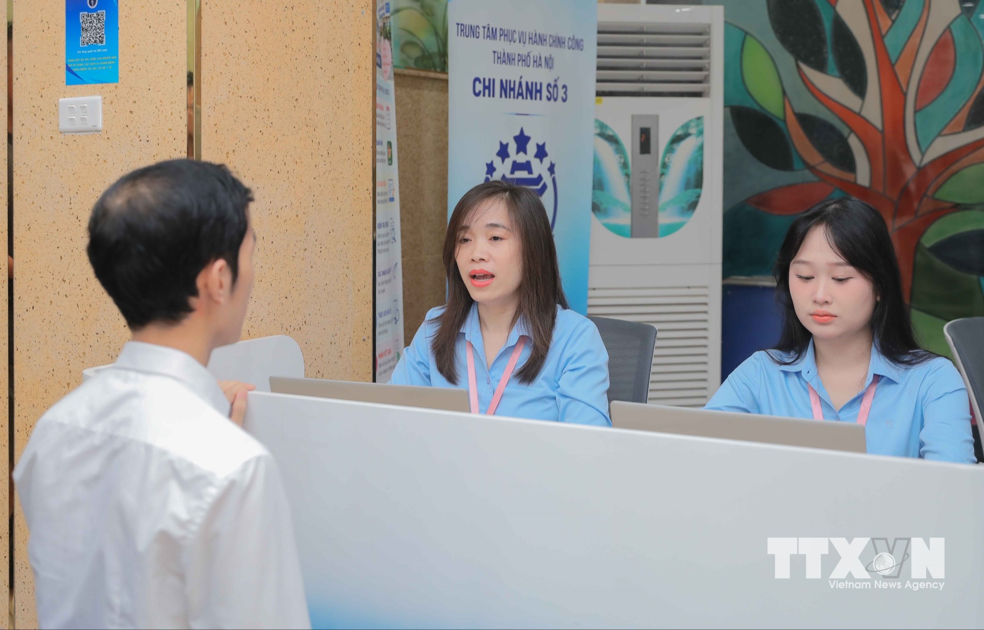 Sau khi đăng ký thành công, dữ liệu được cập nhật lên hệ thống dịch vụ công, nhân viên tiếp nhận, xử lý hồ sơ và trả kết quả, giúp người dân tiết kiệm thời gian, giảm việc đi lại. (Ảnh: Phan Phương/TTXVN)